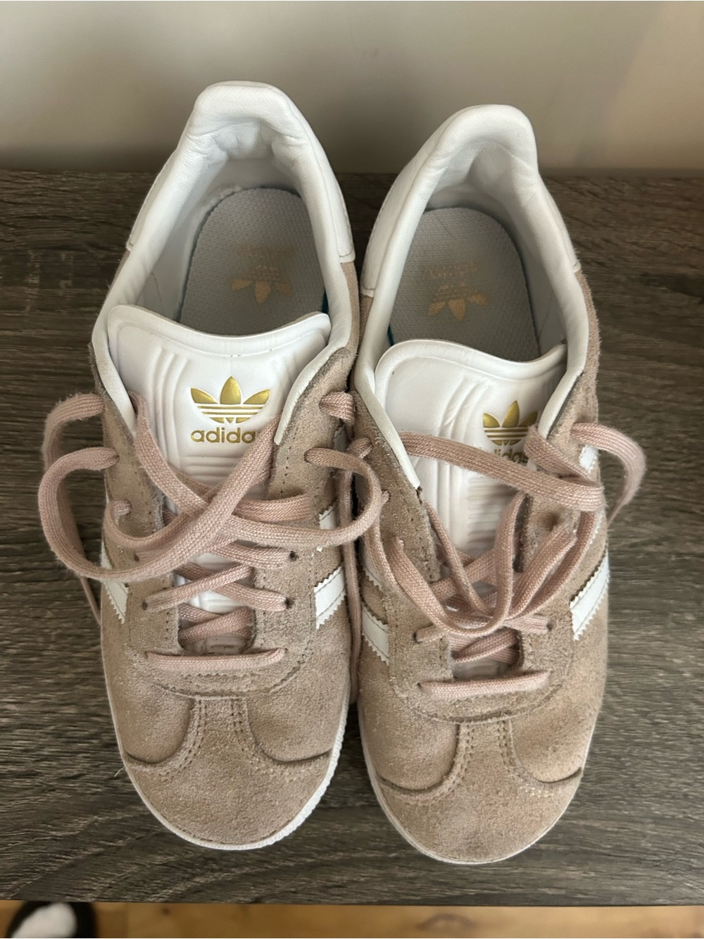 adidas gazelles Suede Sneakers in Taupe and White with Gold Logo size 3.5 kids